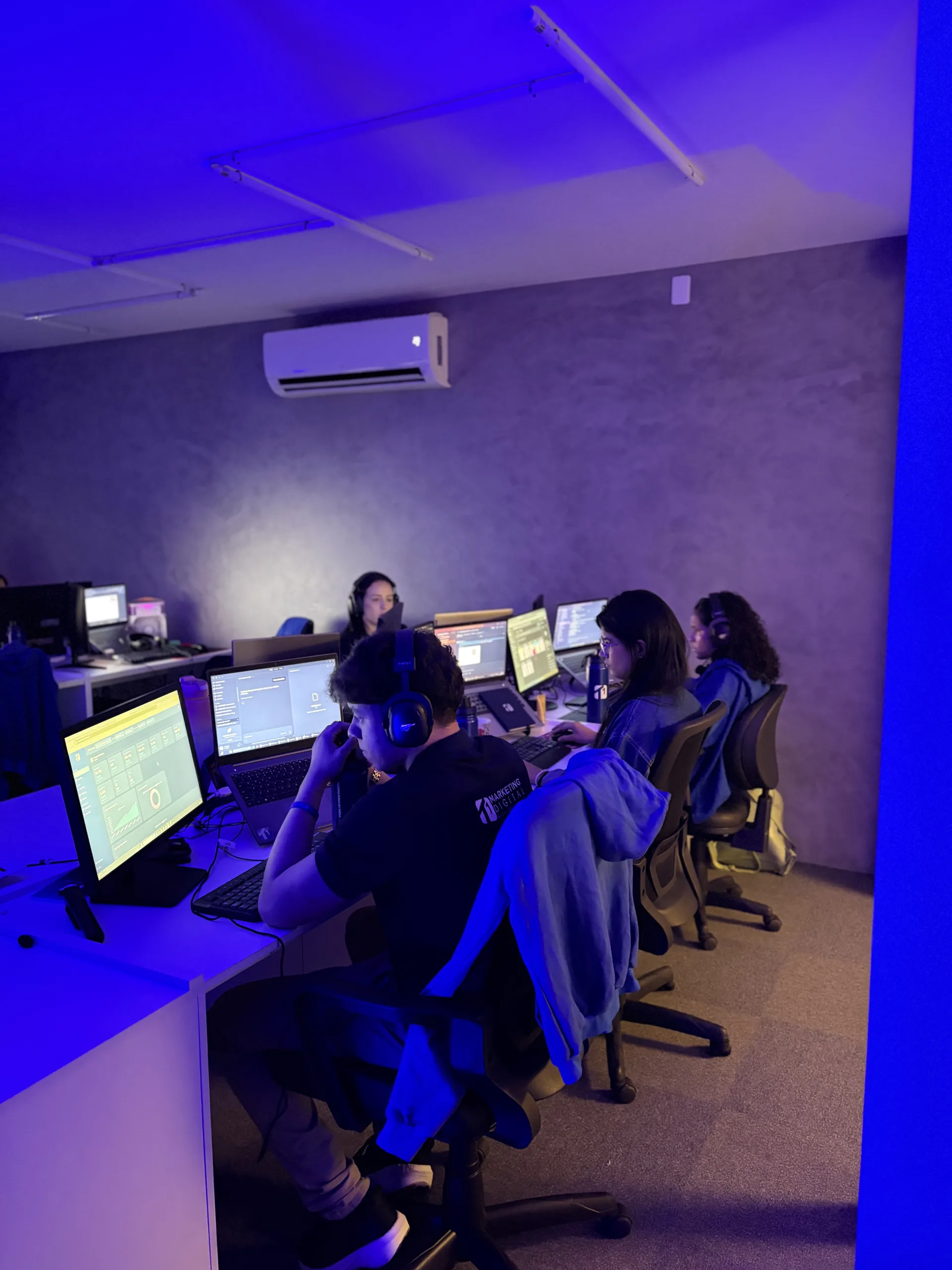 Time T1 Digital trabalhando — ambiente da agência